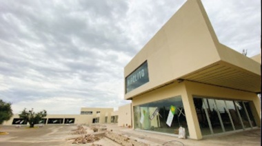 En los Caminos del Vino: Gimenez Riili construye un innovador paseo comercial frente a Bodega La Rural, en Maipú