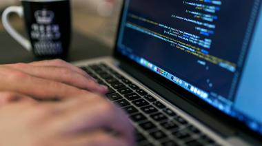 Empresas podrán becar a jóvenes mendocinos para que estudien programación y robótica