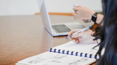 Expectativas salariales: por la inflación, empresas grandes y pymes adelantan ajustes de sueldos