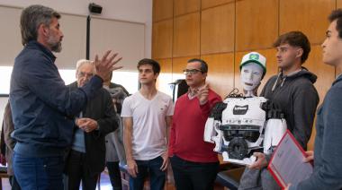 Estudiantes secundarios desarrollaron un innovador robot inclusivo que llamó la atención de Microsoft