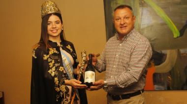 "Borgoña Ana": Verallia presentó una botella en honor a la Reina Nacional de la Vendimia 2023