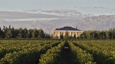 El lujoso wine hotel del Valle de Uco que vuelve a abrir y tiene una biblioteca con 8.000 ejemplares