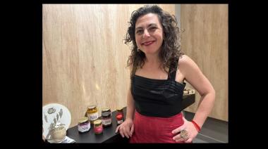 Del Norte a Mendoza: la emprendedora que recorre las bodegas con su "show" de degustaciones picantes