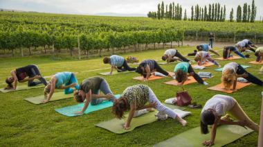 Yoga y bienestar en los viñedos: vuelve la original experiencia enoturística para relajarse en Mendoza