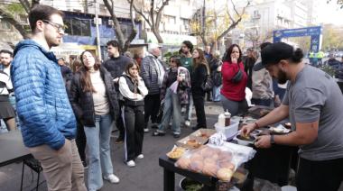 "Domingo en la Sarmiento": la famosa arteria capitalina se convirtió en un gran restorán a cielo abierto