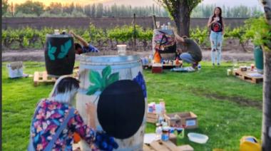 Barricas que cuentan historias: el arte y el vino se fusionan en Renacer Painted Edition