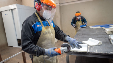 Paneles aislantes y formación laboral: así funciona la planta de Grupo LTN en el complejo penitenciario de Cacheuta