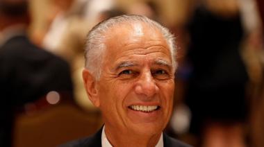 Un empresario argentino con viñedos en seis países recibió el mayor premio del mundo del vino