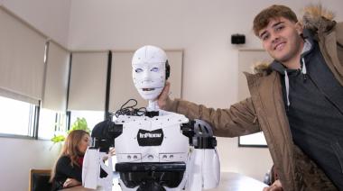Estudiantes secundarios desarrollaron un innovador robot inclusivo que llamó la atención de Microsoft