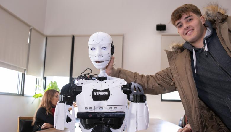 Estudiantes secundarios desarrollaron un innovador robot inclusivo que llamó la atención de Microsoft