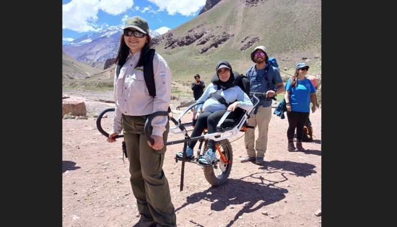 Turismo accesible: diseñaron un monociclo adaptado para hacer trekking en el Parque Provincial Aconcagua