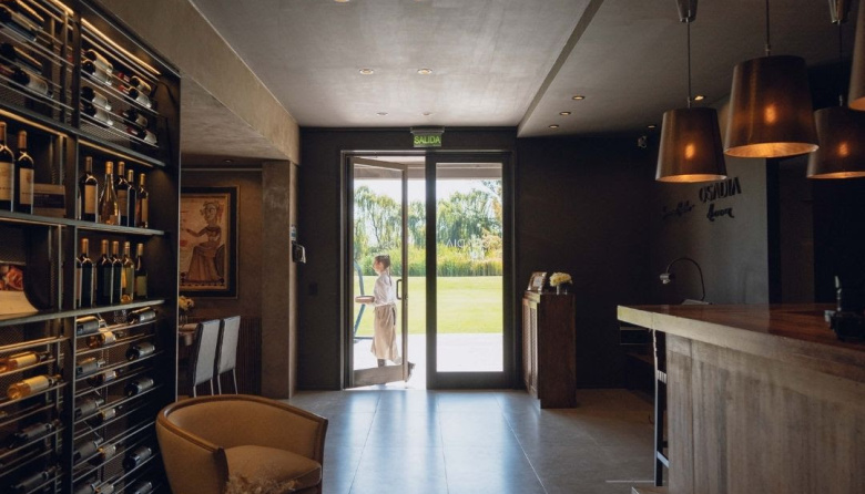 El restorán en bodega que recicla corchos, vidrio y barricas y fue elegido el mejor de Argentina