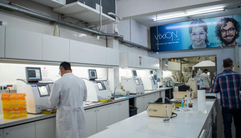 De empresa familiar a referente regional: La Pirámide, pionera en Cuyo con producción propia de lentes digitales