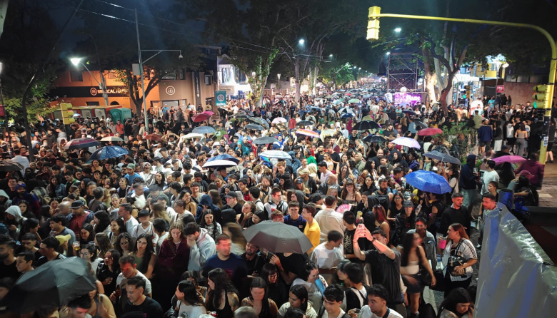 Una Arístides colmada vibró al ritmo de los beats y acordes de Conociendo Rusia y Ezequiel Arias