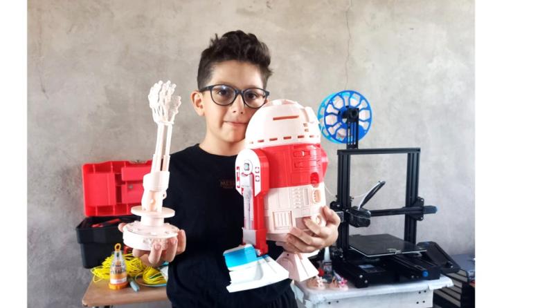El peque maravilla: tiene 10 años, fabrica cohetes y robots y creó una app de finanzas para chicos