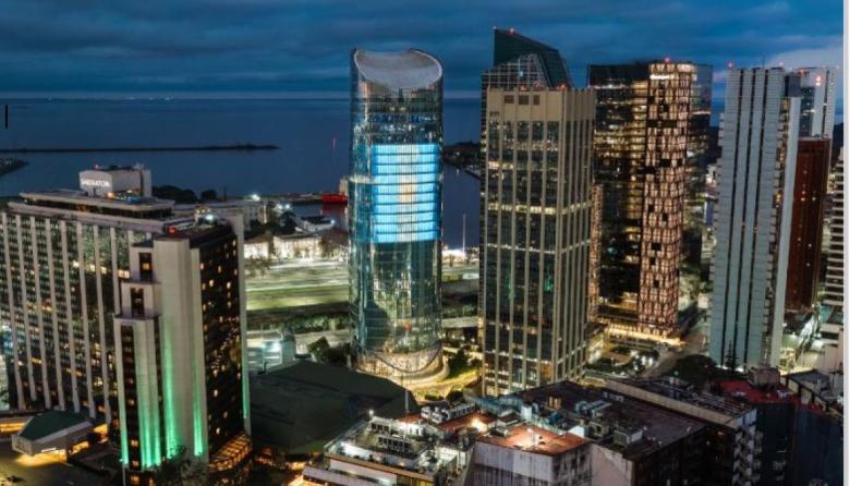 Juega Argentina y la bandera más grande del país vuelve a la torre Macro