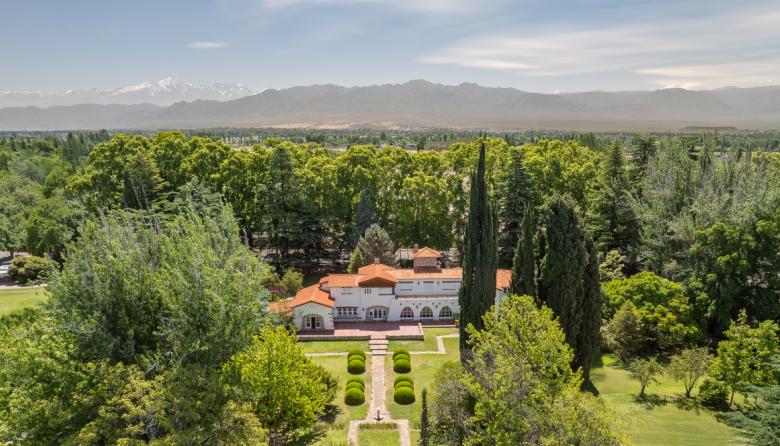 En la cuna del Malbec: una casona neocolonial de 1940 se llevó el máximo galardón en turismo del vino