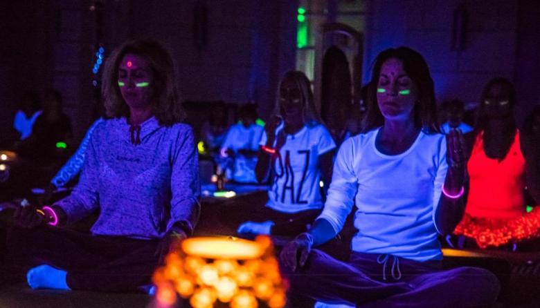 Yoga en la oscuridad: la nueva experiencia wellness que llega al Hilton Mendoza