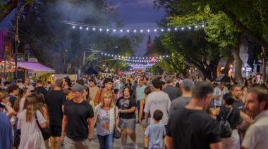Carnaval, música y gastronomía en la Ciudad: la renovada calle Sarmiento convocó a miles de mendocinos