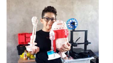 El peque maravilla: tiene 10 años, fabrica cohetes y robots y creó una app de finanzas para chicos