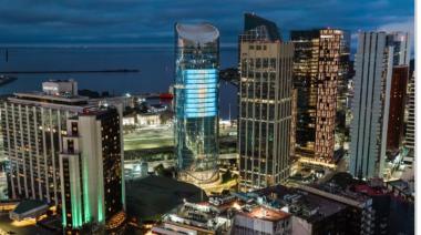 Juega Argentina y la bandera más grande del país vuelve a la torre Macro