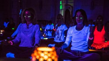 Yoga en la oscuridad: la nueva experiencia wellness que llega al Hilton Mendoza