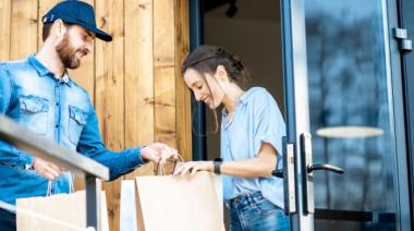 Carrefour se alía con Uber en Mendoza para ampliar su alcance y hacer entregas a domicilio