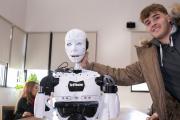 Estudiantes secundarios desarrollaron un innovador robot inclusivo que llamó la atención de Microsoft