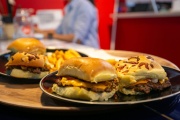 Ciudad organiza un gran evento gastronómico para elegir la mejor hamburguesa de Mendoza