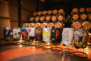 Barricas que cuentan historias: el arte y el vino se fusionan en Renacer Painted Edition