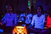 Yoga en la oscuridad: la nueva experiencia wellness que llega al Hilton Mendoza