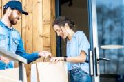 Carrefour se alía con Uber en Mendoza para ampliar su alcance y hacer entregas a domicilio