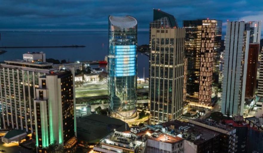 Juega Argentina y la bandera más grande del país vuelve a la torre Macro
